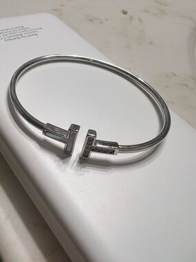 Tiffany & Co. T Wire Diamond Bracelet – 18K White Gold – Authentic
